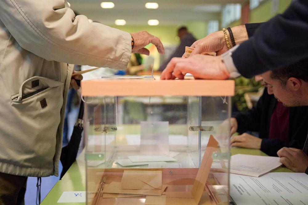 Una persona vota en un colegio electoral, a 28 de mayo de 2023, en Madrid (España). Una