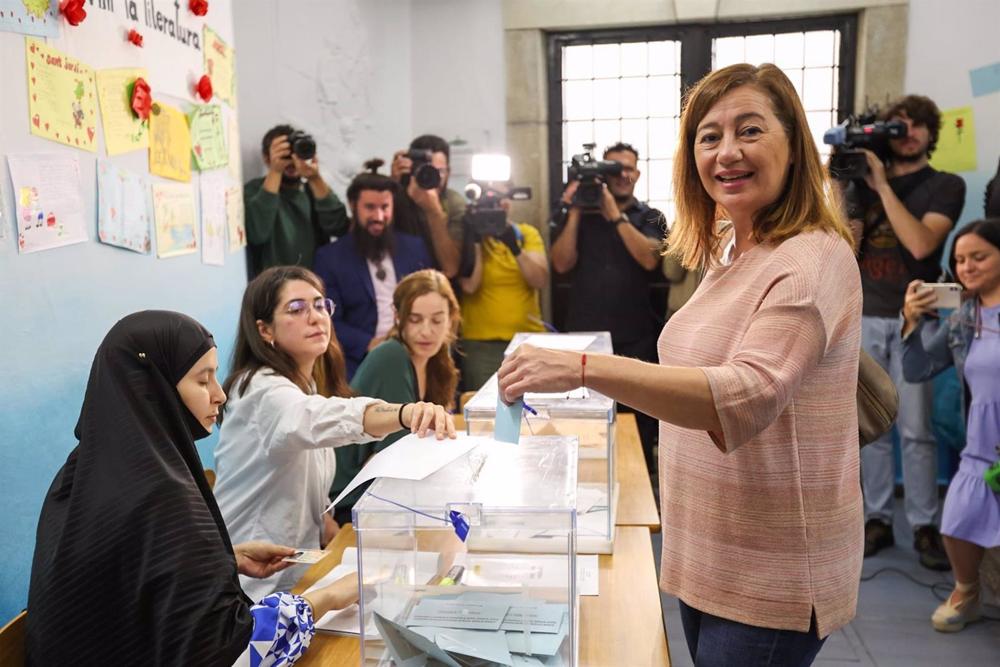 La secretaria general del PSIB-PSOE, presidenta del Govern y candidata a la reelección, Francina Armengol, vota en el Colegio Sant Felip Neri, en Palma. La