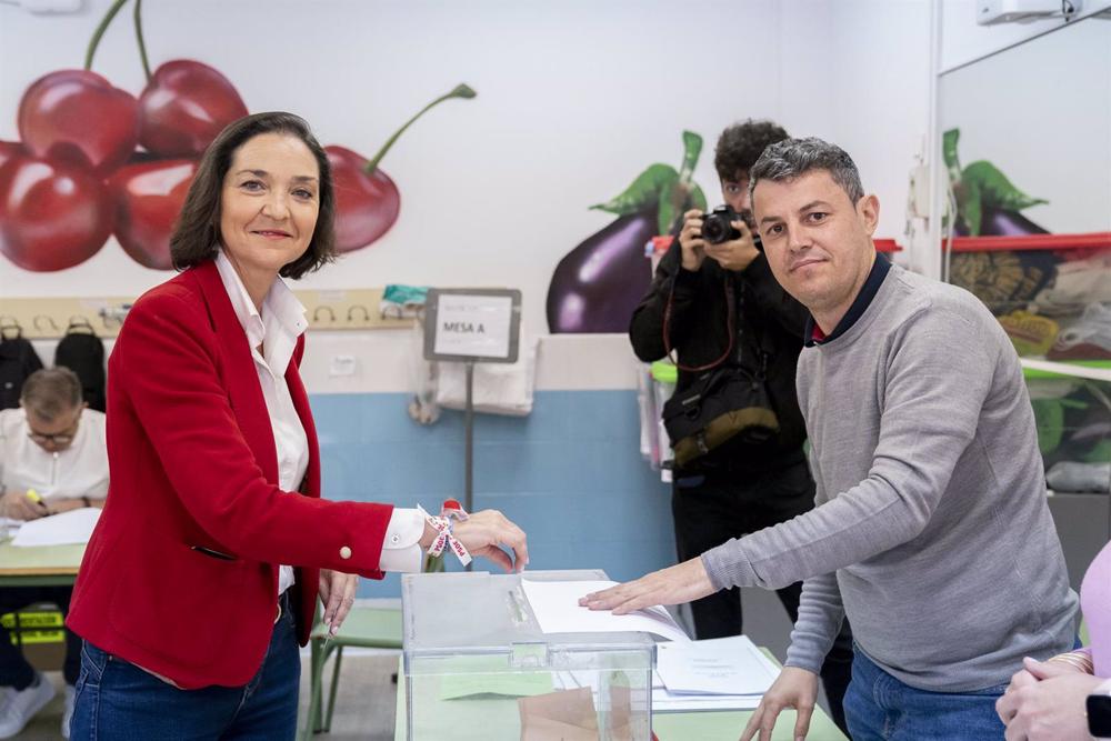 La exministra de Turismo y candidata del PSOE para la Alcaldía de Madrid, Reyes Maroto, ejerce su derecho al voto en el Colegio Público Blas de Otero, a 28 de mayo de 2023, en Alcorcón. La