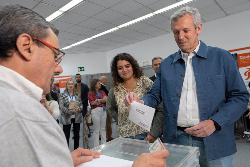 El presidente del PPdeG, Alfonso Rueda, ejerce su derecho a voto en Pontevedra. El