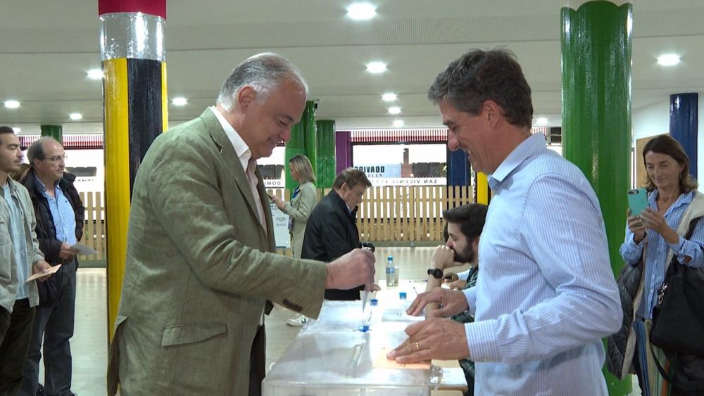 El vicesecretario de Acción Institucional del PP, Esteban González Pons, ejerce su derecho a voto en València El