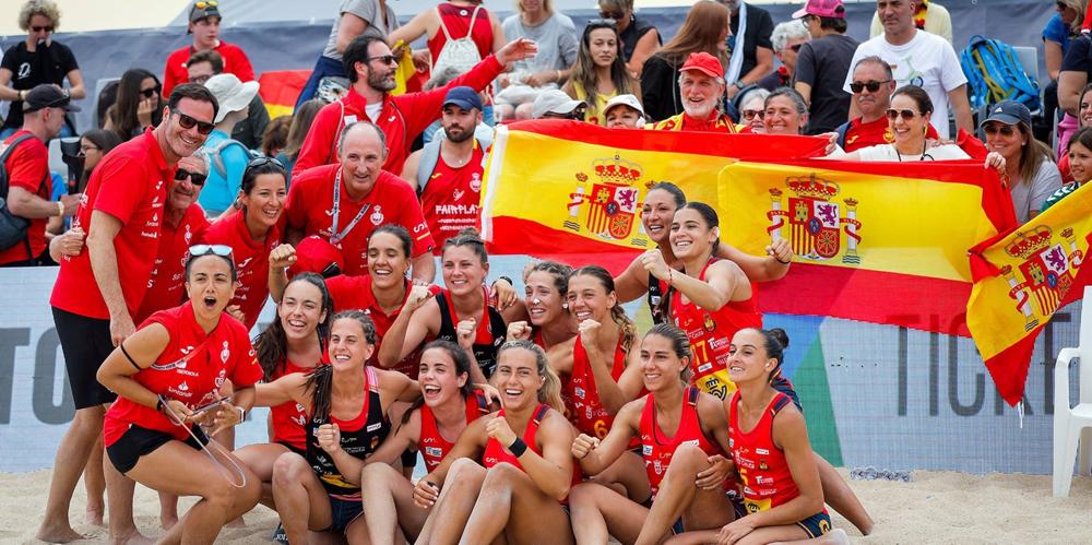 La selección femenina celebra la conquista de la medalla de bronce en el Europeo de Balonmano Playa 2023 La