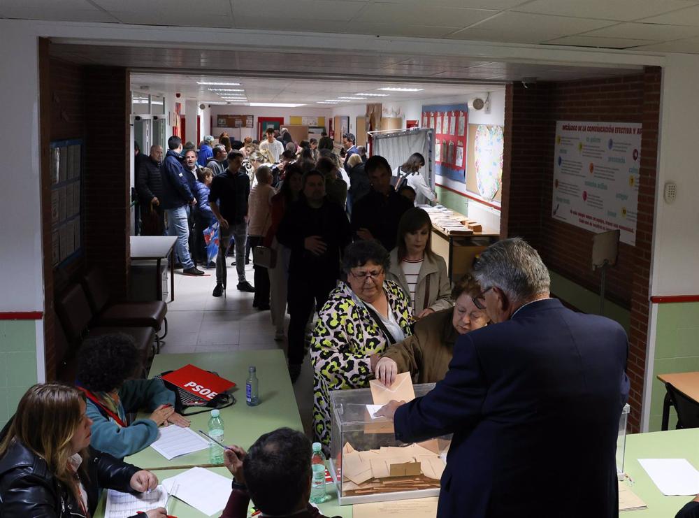 Una mujer vota en el Colegio Público Chozas de la Sierra, a 28 de mayo de 2023, en Soto del Real, Madrid (España) Una