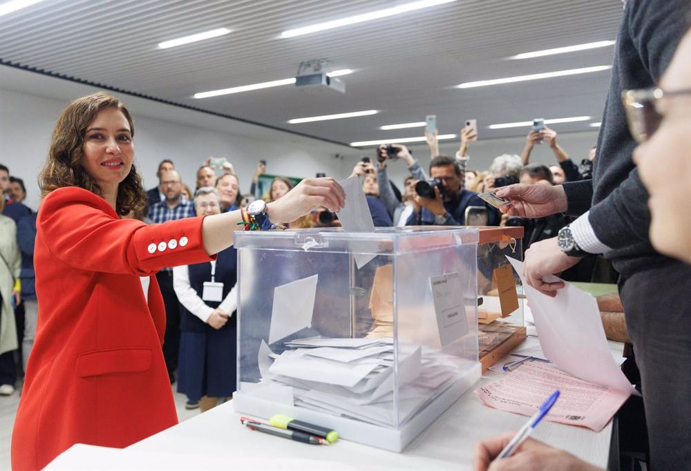 La presidenta de la Comunidad de Madrid, candidata a la reelección y presidenta del Partido Popular (PP) de Madrid, Isabel Díaz Ayuso, ejerce su derecho al voto en el Colegio La Inmaculada-Marillac, a 28 de mayo de 2023 La