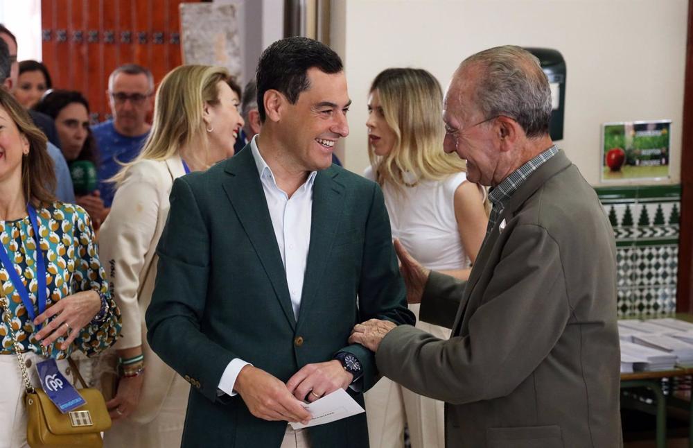 El presidente del PP andaluz y de la Junta, Juanma Moreno (i) y el alcalde de Málaga, Francisco de la Torre Prados (d) a su llegada al colegio electoral en Málaga. El