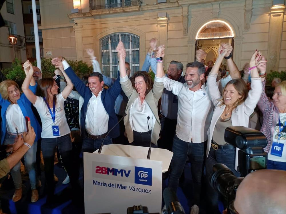 La alcaldesa de Almería y candidata del PP en las elecciones del 28M celebra su triunfo junto al presidente del PP de Almería, Javier Aureliano García, y el secretario provincial del PP de Almería y consejero andaluz, Ramón Fernández-Pacheco. La