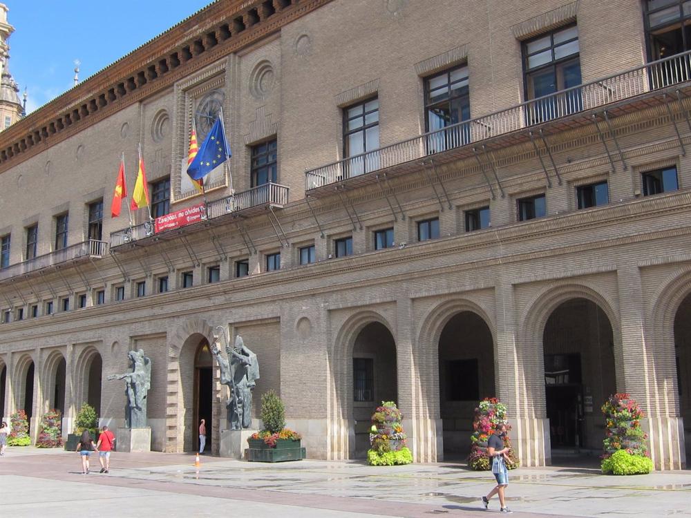 Archivo - El Ayuntamiento de Zaragoza con arreglos florales delante de los soportales Archivo
