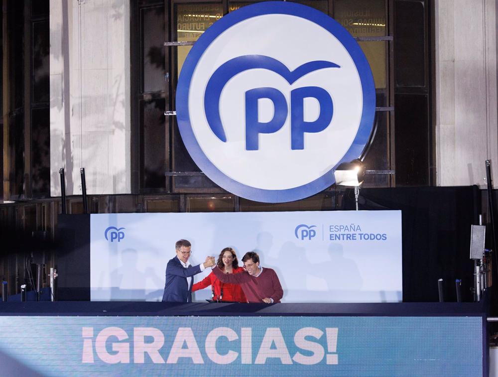 El líder del Partido Popular, Alberto Núñez Feijóo; la presidenta de la Comunidad de Madrid, Isabel Díaz Ayuso, y el alcalde de Madrid, José Luis Martínez-Almeida, celebran el resultado del 28M El