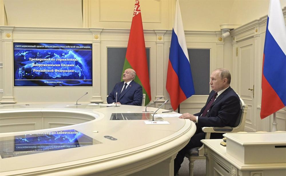 Archivo - El presidente ruso, Vladimir Putin, y su homólogo bielorruso, Alexander Lukashenko, en Moscú Archivo