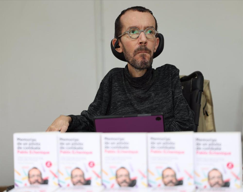El portavoz de Podemos en el Congreso de los Diputados, Pablo Echenique, durante la firma de libros en la Feria del Libro de Madrid 2023, en el Parque del Retiro, a 28 de mayo de 2023. En Madrid (España). El