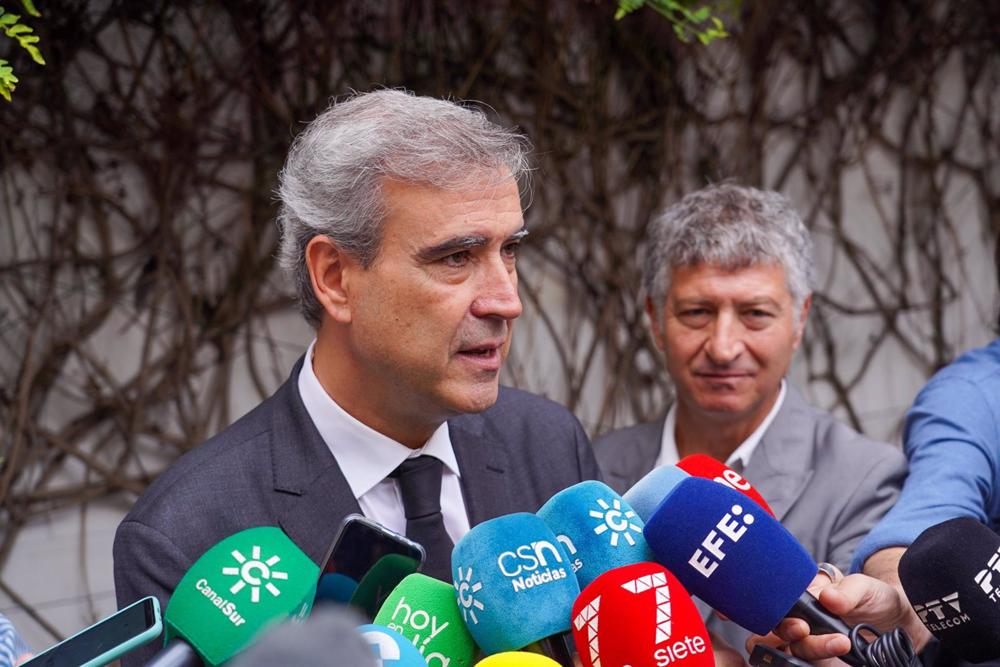 El director de la Fundación Antonio Gala y sobrino del escritor, José María Gala, atiende a los periodistas en la capilla ardiente del escritor. El