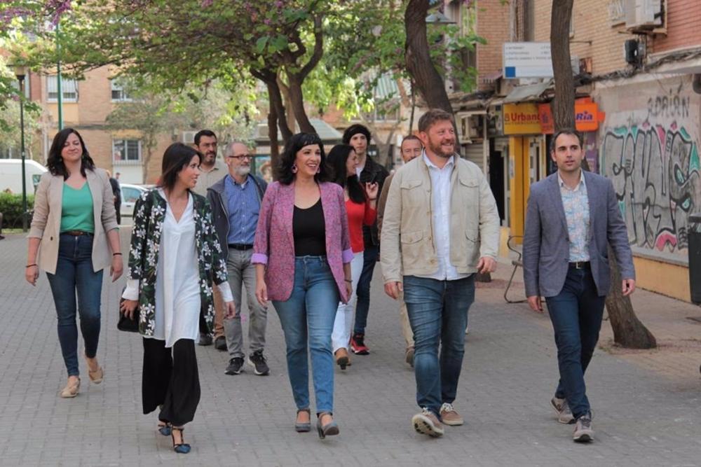 Archivo - La secretaria general de Podemos Andalucía, Martina Velarde, y el coordinador de IU Andalucía, Toni Valero, ambos en los extremos de la imagen, en Málaga para anunciar su acuerdo en esta capital para las municipales. (Foto de archivo) Archivo