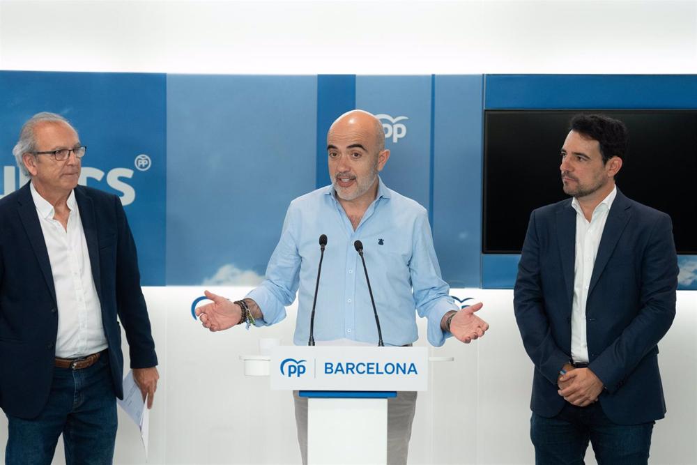 El cabeza de lista del PP en Barcelona, Daniel Sirera, con el presidente provincial, Manu Reyes, y el director de la campaña, Josep Tutusaus El