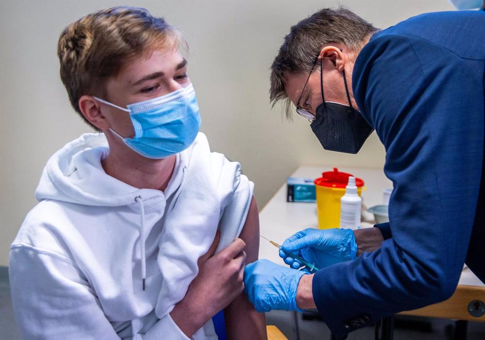 Archivo - 17 January 2022, Mecklenburg-Western Pomerania, Schwerin: German Minister of Health Karl Lauterbach, vaccinates a patient with the BioNTech/Pfizer vaccine at the Vaccination Center in the Sports and Congress Hall. Photo: Jens Büttner/dpa Pool/dp Archivo