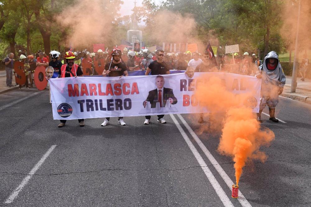 Varios bomberos protestan durante una manifestación de bomberos con fin en el Congreso de los Diputados, a 16 de mayo de 2023, en Madrid (España). Más de 5.000 bomberos se han manifestado para protestar contra Varios