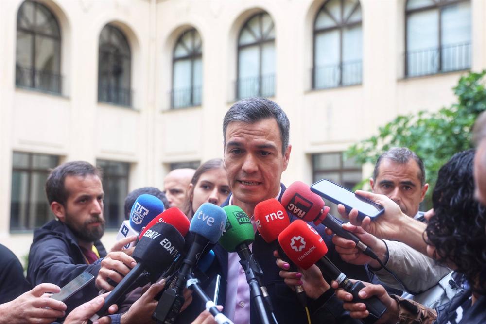 El secretario general del PSOE y presidente del Gobierno de España, Pedro Sánchez, ofrece declaraciones a los medios tras ejercer su derecho al voto en el Colegio de Nuestra Señora del Buen Consejo, a 28 de mayo de 2023, en Madrid (España). El
