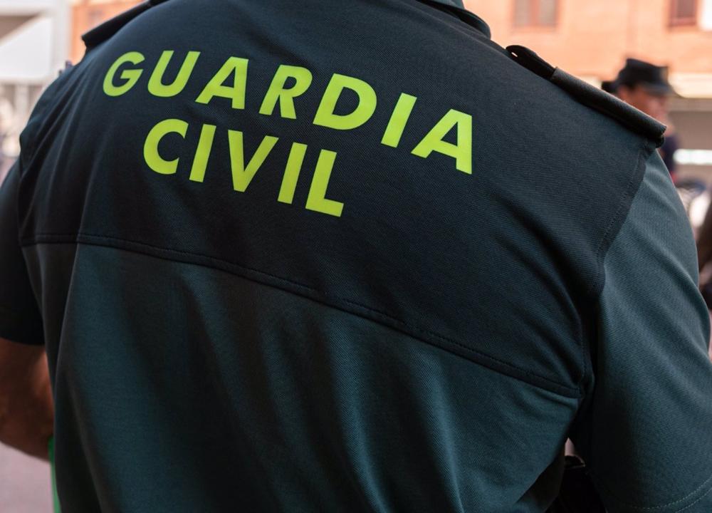 Archivo - Un agente de la Guardia Civil de espaldas. Archivo