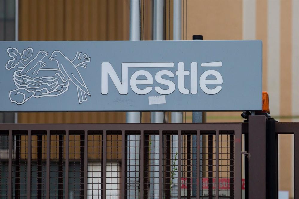 Archivo - FILED - 13 June 2018, Baden-Wuerttemberg, Ludwigsburg: Nestle logo can be seen on one of its facilities in Germany. Photo: Christoph Schmidt/Deutsche Presse-Agentur GmbH/dpa Archivo