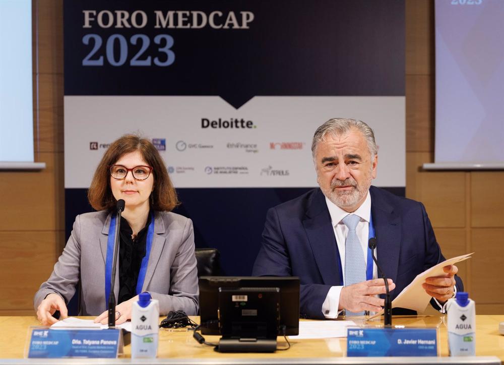 La jefa de la Unidad de Unión de Mercados de Capitales en la DG FISMA, Tatyana Panova, y el consejero delegado de BME, Javier Hernani, durante la 19º edición del Foro Medcap, en el Palacio de la Bolsa de Madrid, a 30 de mayo de 2023, en Madrid (España). La