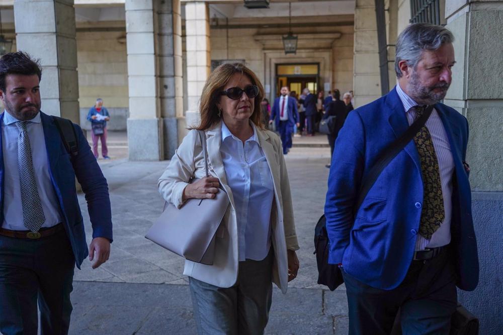 La ex directora económica financiera de la entidad Ana Valls, , llegando a la Audiencia de Sevilla La