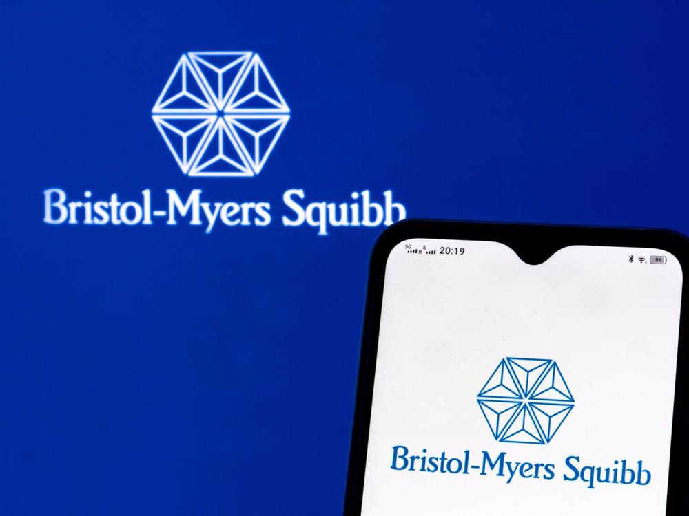 Archivo - El logo de Bristol Myers Squibb en un smartphone. Archivo