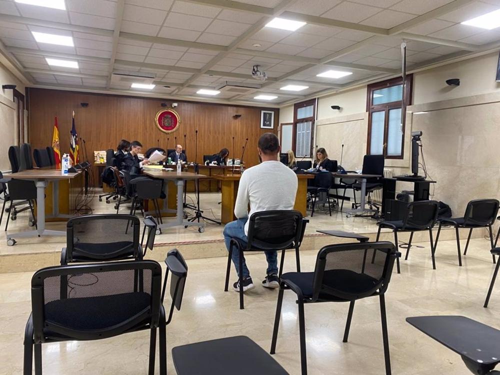 El acusado, sentado durante el juicio. El