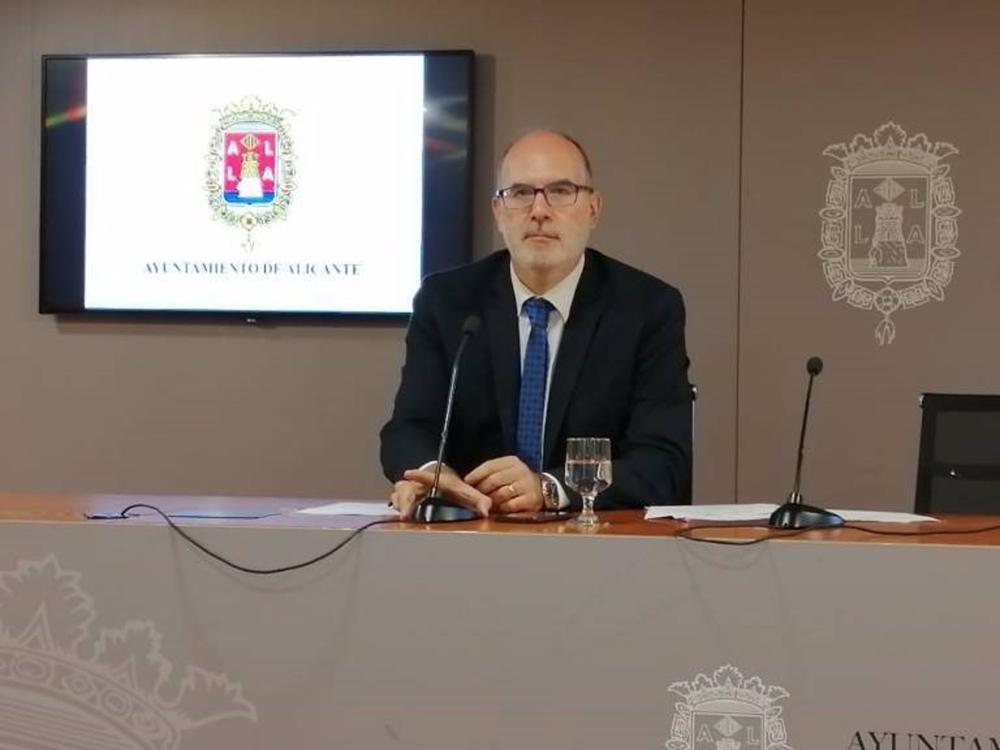 Archivo - Imagen de archivo del 'número 2' en la lista del PP al Ayuntamiento de Alicante, Manuel Villar. Archivo