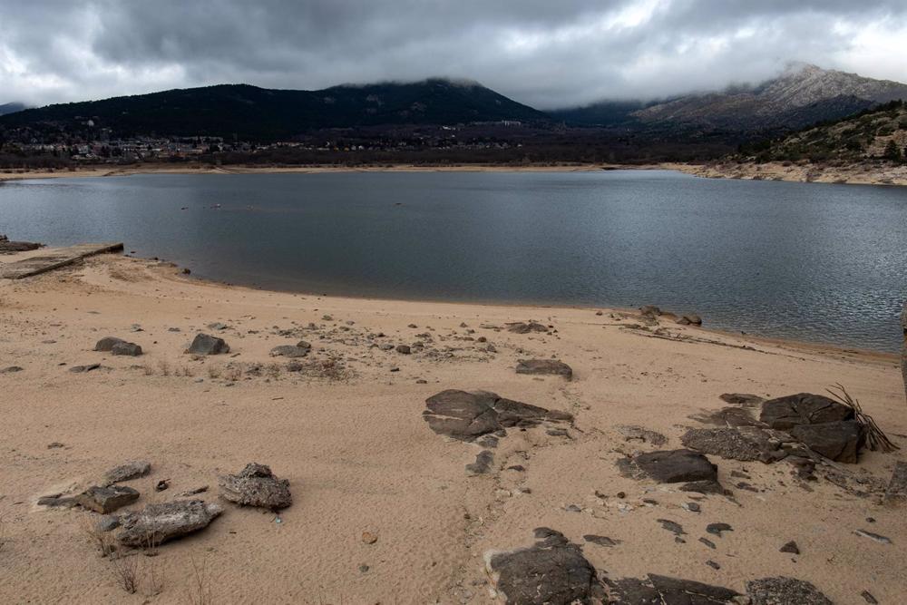Archivo - El embalse de Navacerrada, a 16 de febrero de 2022, en Madrid (España). Debido a la situación de anticiclón en España, la Comunidad de Madrid se encuentra en una media del 56,5% de capacidad en sus embalses, siendo el de Navacerrada el más bajo Archivo