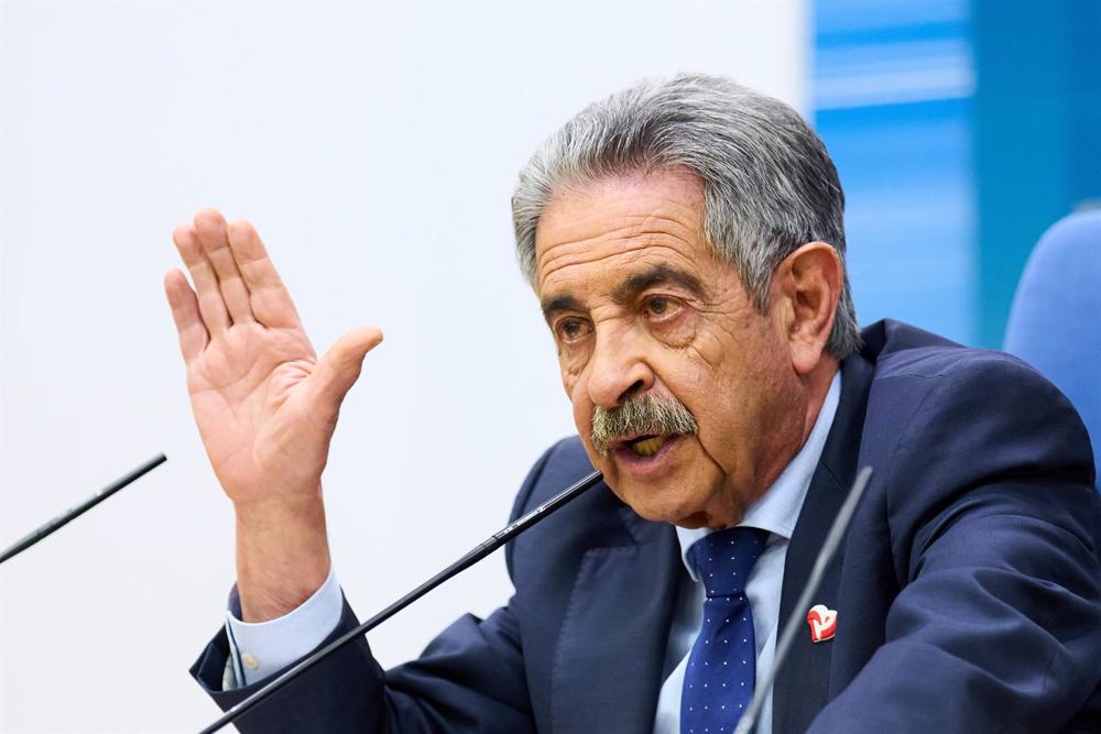 Archivo - El presidente de Cantabria en funciones, Miguel Ángel Revilla, durante una comparecencia. Archivo