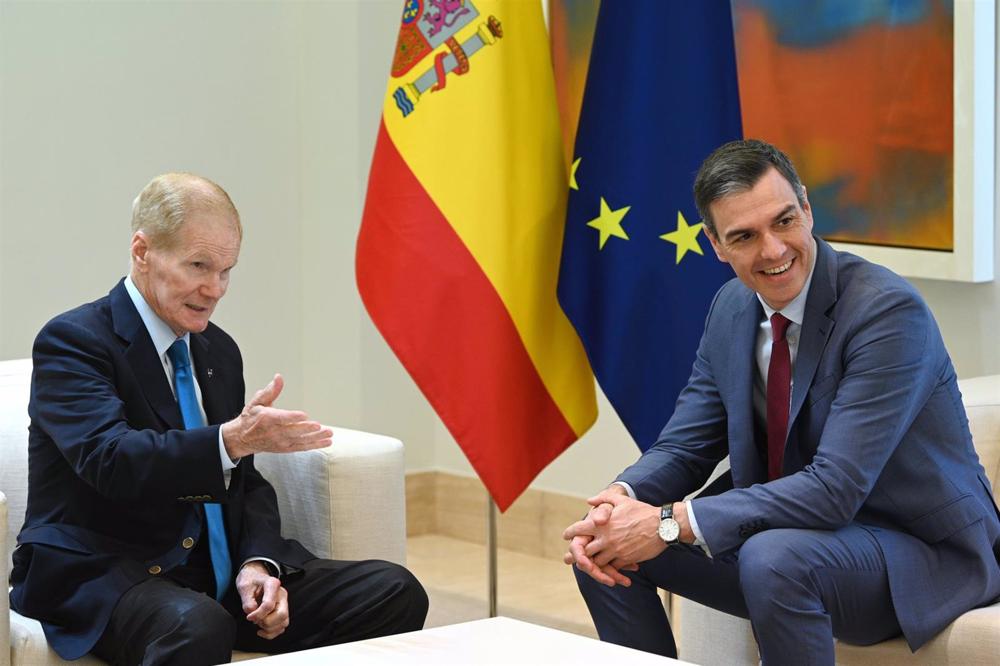 El presidente del Gobierno, Pedro Sánchez, junto al administrador de la NASA, Bill Nelson, en una reunión en el palacio de la Moncloa El