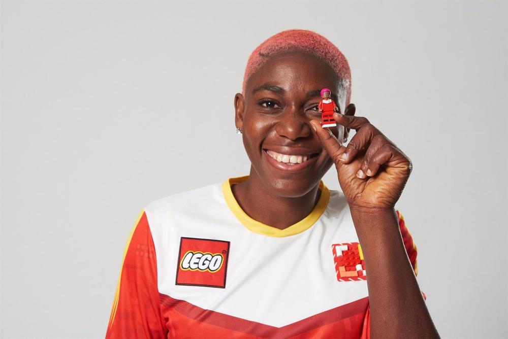 La jugadora del Barça Femení Asisat Oshoala con su figura de LEGO La