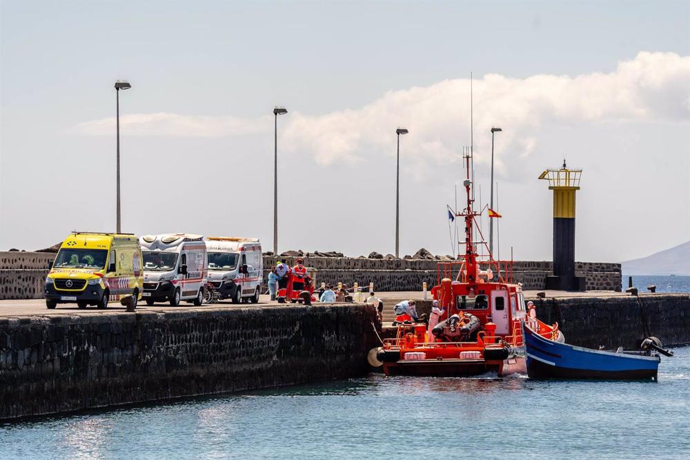 Archivo - Un barco de Salvamento Marítimo, a su llegada al Muelle de La Cebolla con la patera de 34 migrantes, a 1 de septiembre de 2021, en Lanzarote, Islas Canarias (España). La patera con los migrantes fue avistada al norte de Arrecife y una embarcació Archivo