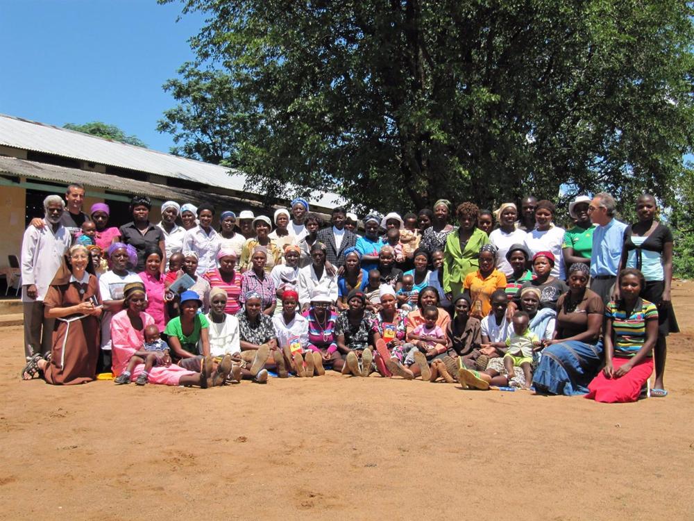 Archivo - El misionero Luis Carlos Rilova con su comunidad de Zimbabue. Archivo