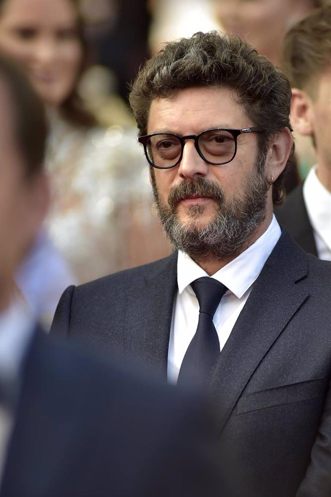 El actor Manolo Solo posa en la alfombra roja de la película ‘Cerrar los ojos’, en el Festival de Cine de Cannes, a 20 de mayo de 2023, en Cannes, Región de Provenza-Alpes-Costa Azul (Francia). El