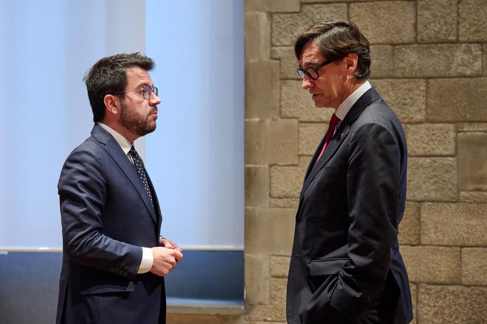 Archivo - El presidente de la Generalitat, Pere Aragonès (i), y el primer secretario del PSC, Salvador Illa (d), en la firma de un acuerdo de Presupuestos 2023 en la Generalitat, a 1 de febrero de 2023, en Barcelona, Catalunya (España). El Govern de Pere Archivo