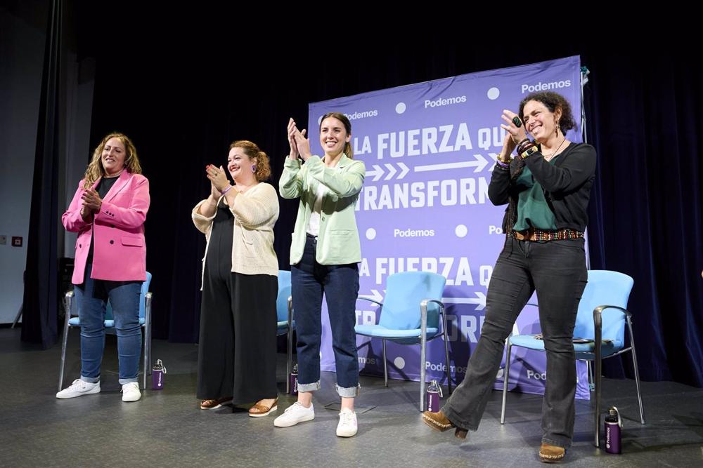 Las líderes de la coalición Podemos-IU en Cantabria, Mónica Rodero y Carmen Martín, junto a la coordinadora autonómica de Podemos, Mercedes González, y la ministra Irene Montero Las
