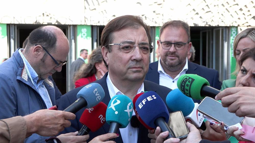 El presidente de la Junta de Extremadura en funciones, Guillermo Fernández Vara, atiende a los medios en Mérida El