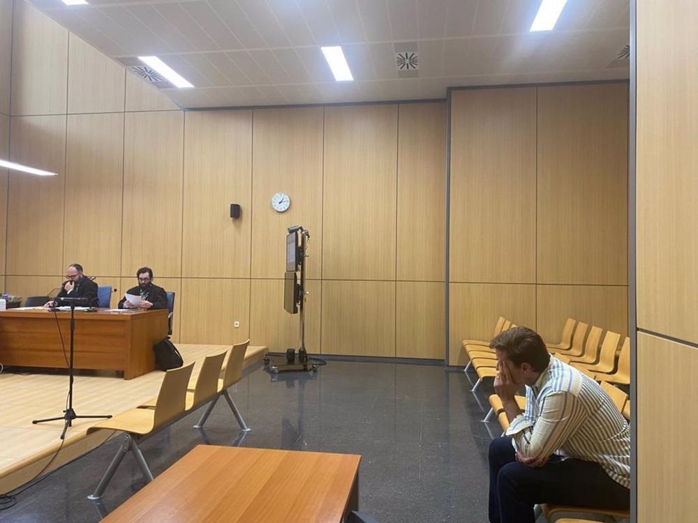 El acusado, en primer plano en el banquillo, y al fondo a la derecha de la imagen la víctima, que se ha presentado a sí misma como abogado en ejercicio El