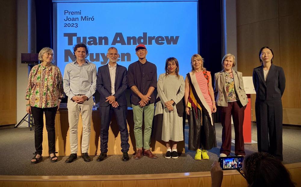 El artista norteamericano de origen vietnamita Tuan Andrew Nguyen recibe el Premio Joan Miró en Barcelona junto a los miembros del jurado El