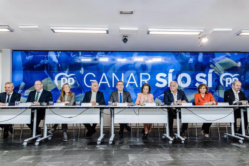 Archivo - El presidente del Partido Popular, Alberto Núñez Feijóo (c), se reúne antes de presidir el Comité Ejecutivo Nacional del PP, en la sede nacional del PP, a 30 de enero de 2023, en Madrid (España). Feijóo ha denunciado hoy que el jefe del Ejecutiv Archivo