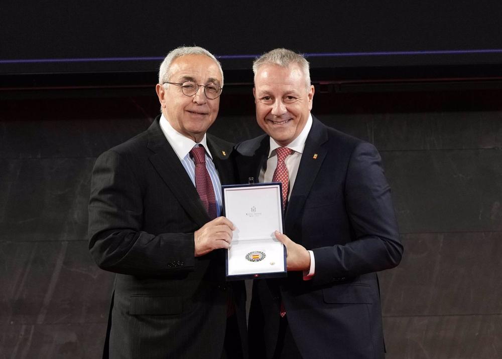 Paco Blázquez recibe la orden olímpica de manos de Alejandro Blanco Paco