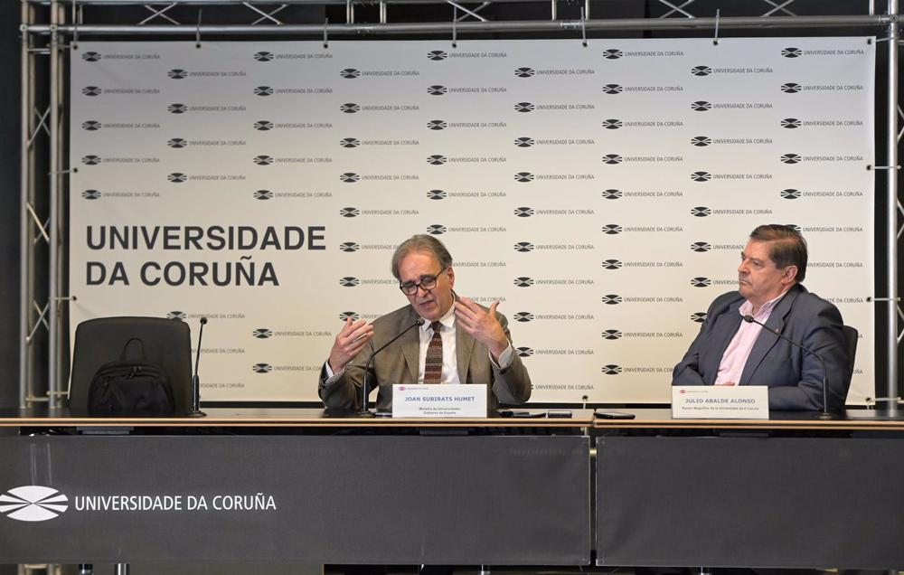 El ministro de Universidades, Joan Subirats, y el rector de la Universidade da Coruña (UDC), Julio Abalde, en rueda de prensa El