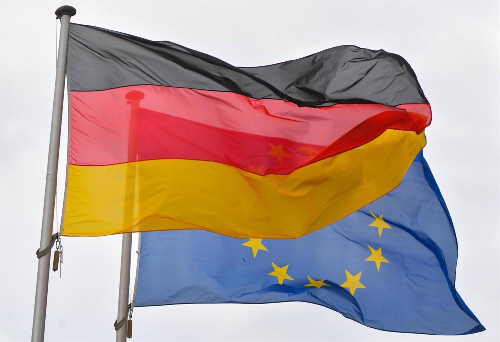 Archivo - Bandera de Alemania y de la Unión Europea Archivo
