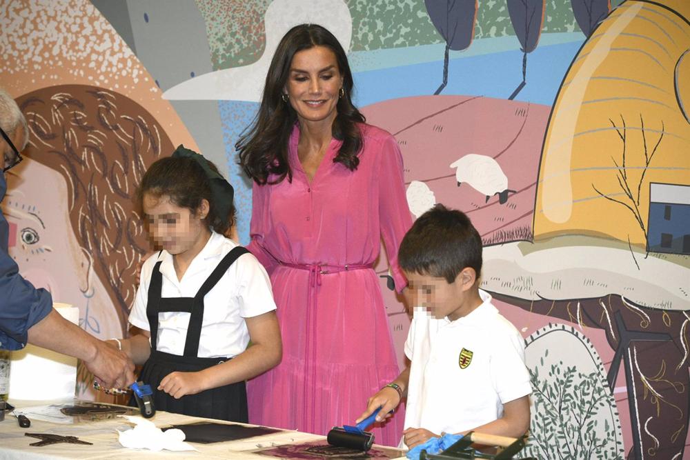 Archivo - La Reina Letizia visita uno de los talleres impartidos durante la inauguración de la 81ª edición de la Feria del Libro, a 27 de mayo de 2022, en Madrid (España). Archivo