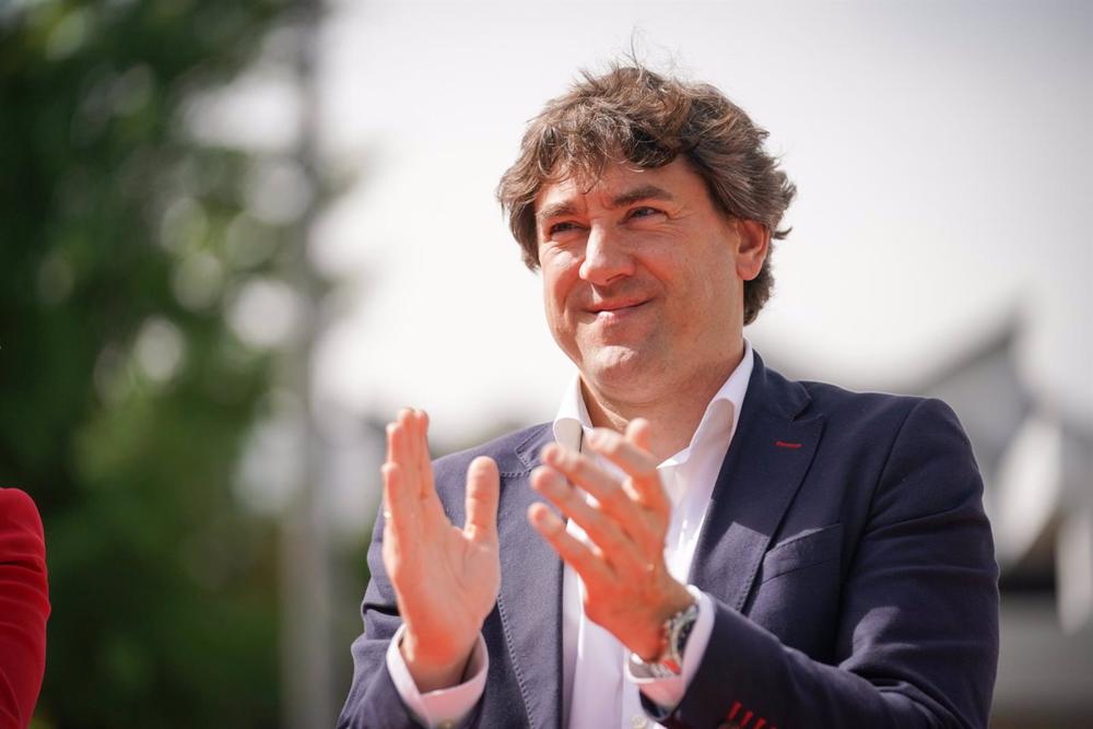 El secretario general del PSE-EE, Eneko Andueza, aplaude durante un acto de precampaña del PSOE, en la Plaza Santa Bárbara, a 8 de mayo de 2023, en Vitoria-Gasteiz, Álava El