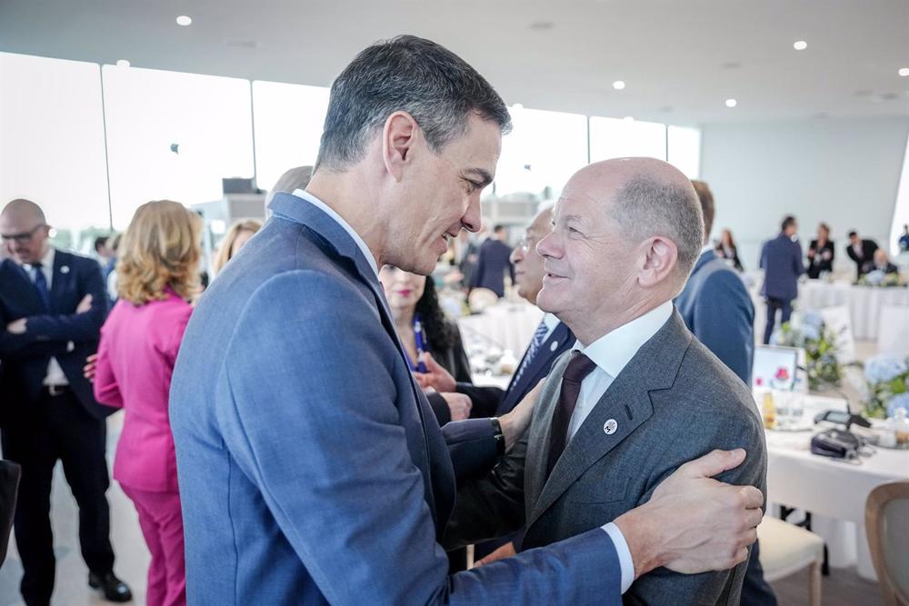 El presidente del Gobierno, Pedro Sánchez, saluda al canciller alemán, Olaf Scholz. El