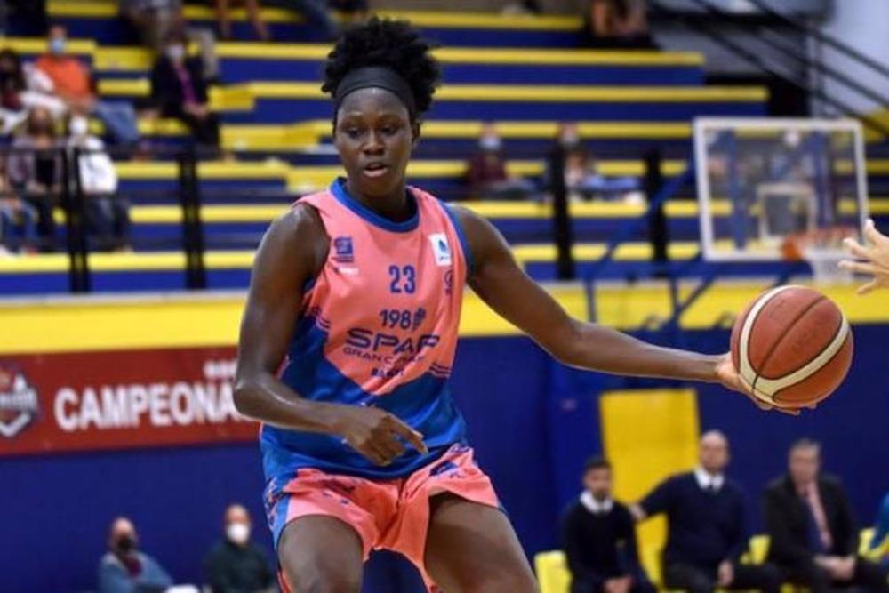 La pivot Sika Koné durante un partido con el Spar Gran Canaria La