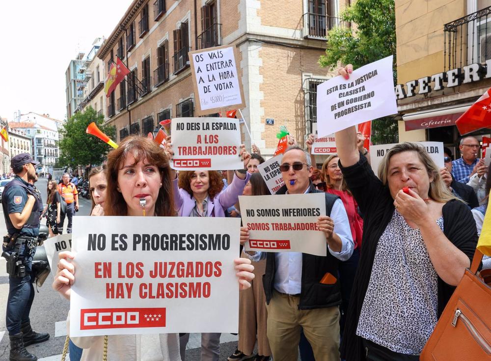 Funcionarios de Justicia sujetan pancartas durante una concentración frente al Ministerio de Justicia. Funcionarios