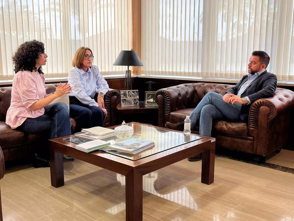 El delegado de la Zona Franca con representantes del Colegio de Periodistas de Cádiz. El