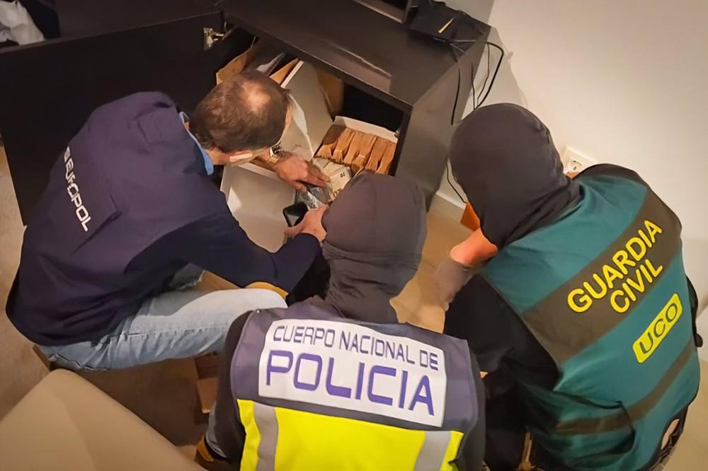 Agentes de la Guardia Civil, Policía Nacional y EUROPOL realizan una operación conjunta contra el transporte de estupefacientes entre España y Polonia. Agentes